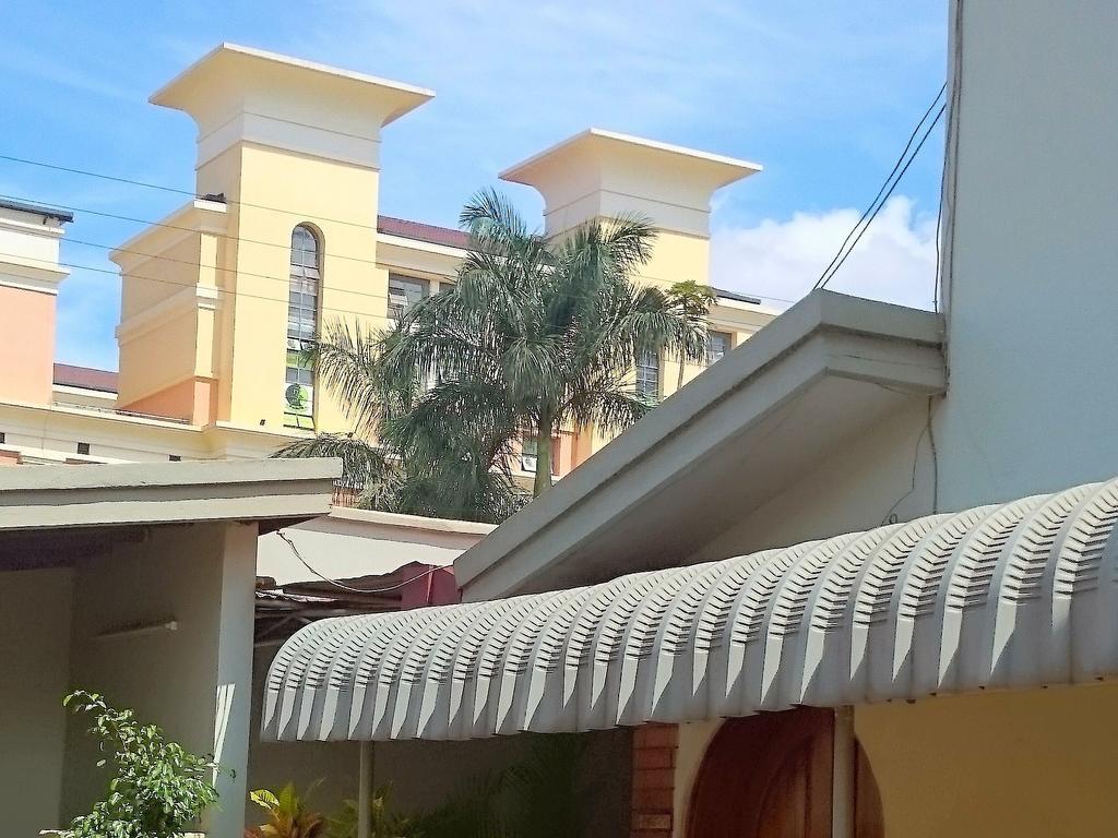 Hotel Acacia City Кампала Экстерьер фото